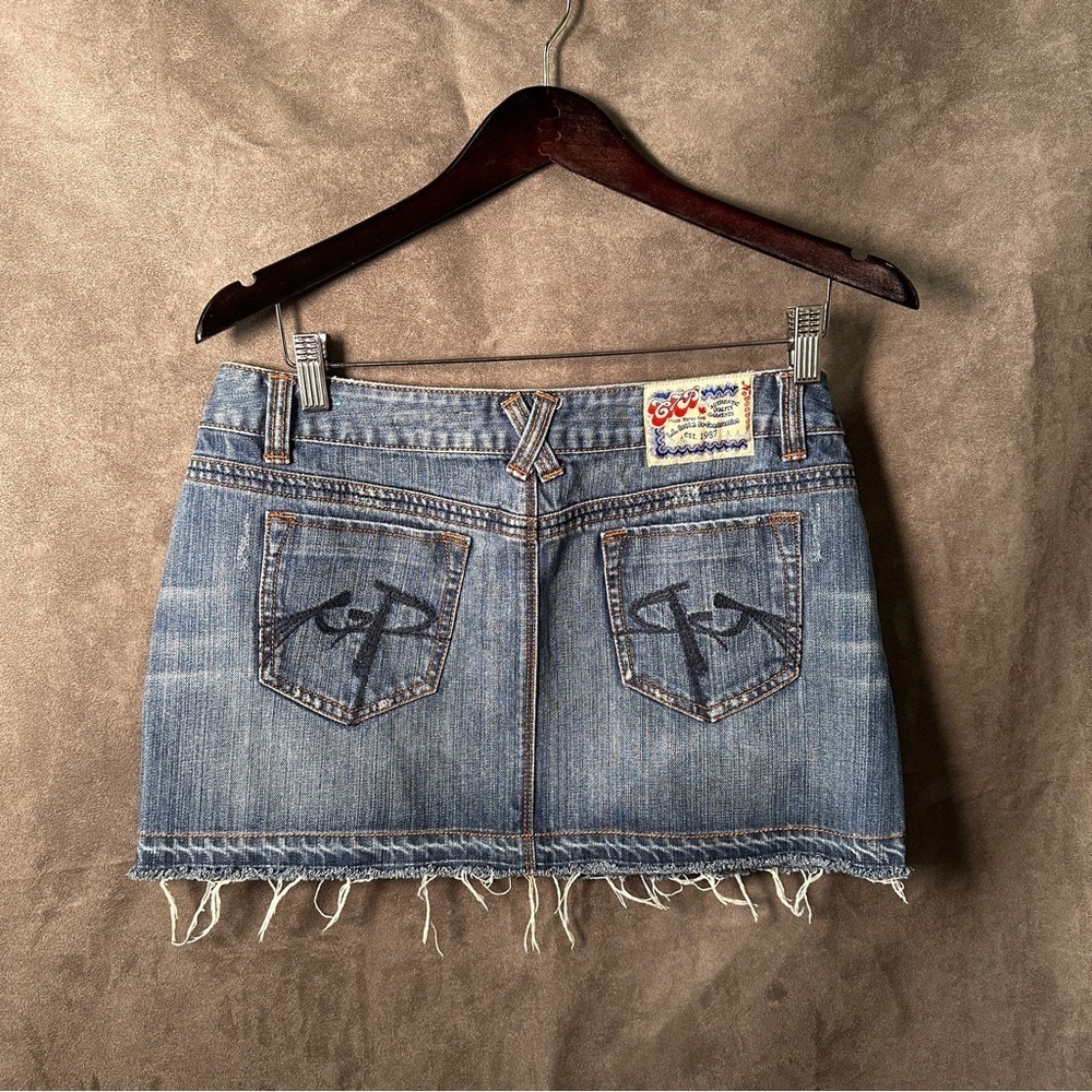 Chip & Pepper Oceanside Denim Mini Skirt Low Rise Raw Hem Medium Wash Jrs 9 Y2K - Picture 8 of 12